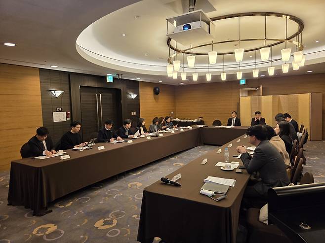 5일 서울 중구 로얄호텔서울에서 열린 '2026년 점프업 K코스메틱 킥오프 워크숍'에서 관계자들이 회의하고 있다.(사진제공=식품의약품안전처)