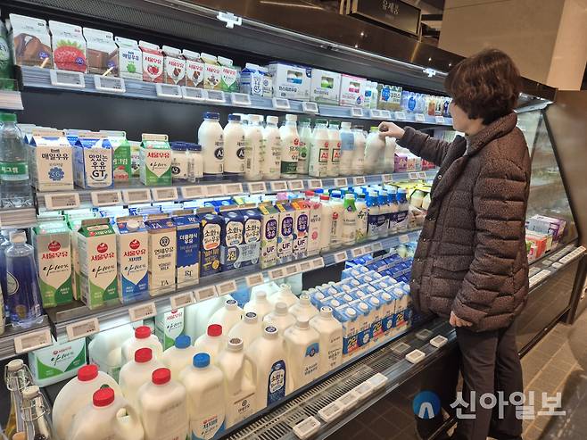 서울 한 대형마트에서 고객이 우유를 고르고 있다. [사진=신현숙 기자]