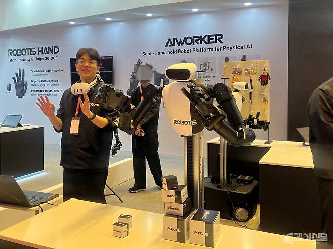 'AW 2026' 전시회에서 로보티즈의 AI WORKER가 인사를 하고 있다. ⓒ투데이신문