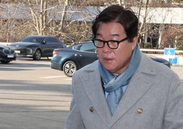 '쌍방울 대북 송금 사건' 수사 과정에서 제기된 '연어·술파티 회유 의혹'과 관련해 김성태 전 쌍방울 회장이 8일 오전 서울 서초구 서울고검 인권침해점검 태스크포스(TF)에서 조사를 받기 위해 출석하고 있다. 2026.1.8. 연합뉴스