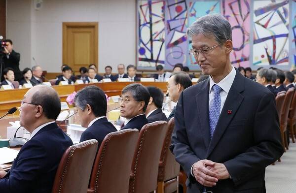 지난 5일 대법원에서 열린 전국법원장회의에서 조희대 대법원장이 인사말을 하기 위해 연단으로 향하고 있다. 2005.12 5 연합뉴스