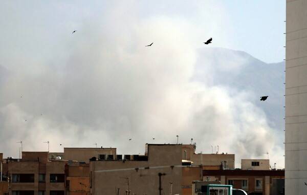 2월 28일, 이스라엘의 공격 후 테헤란 중심부에서 연기가 피어오르고 있다. 이스라엘 국방부 장관 이스라엘 카츠는 28일 이란을 공격했으며,, 이를 "선제 공격"이라고 밝혔다. 2026.2.28. EPA 연합뉴스