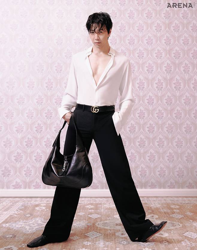 실크 크레이프 드 신 셔츠·울 실크 트윌 팬츠·골드 플랫 GG 마몽 벨트·슬림 솔 디테일의 블랙 GG 엠보스 레더 로퍼·실버 톤 피스톤 클로저 디테일의 구찌 재키 1961 블랙 소프트 풀그레인 레더 라지 백 모두 가격미정 구찌 제품.