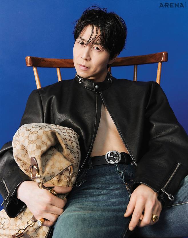 홀스빗 칼라 디테일의 레더 재킷·홀스빗 디테일의 다크 블루 워시드 코튼 데님 팬츠·다크 브라운 소프트 레더 트리밍 디테일의 구찌 브레라 샌드/다크 브라운 GG 캔버스 라지 백·인터로킹 G 버클 디테일의 블랙 레더 벨트·오른손 소지의 구찌 크레스트 시그넷 디테일의 실버 톤 브라스 링·왼손 약지의 GG 모티브 시그넷 디테일의 골드 톤 브라스 링 모두 가격미정 구찌 제품.