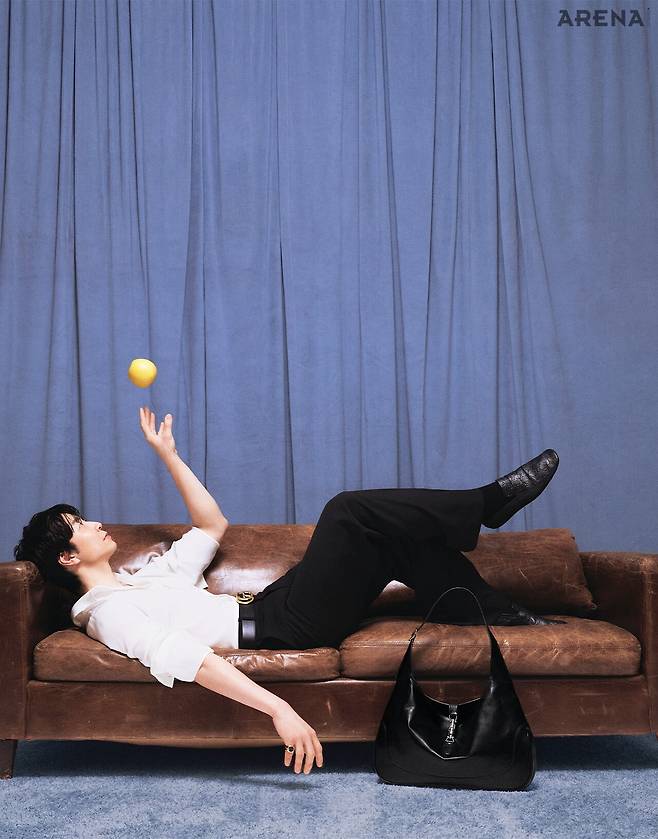 화이트 실크 드레이프 드 신 셔츠·블랙 울 실크 트윌 팬츠·슬림 솔 디테일의 블랙 GG 엠보스 레더 로퍼·실버 톤 피스톤 클로저 디테일의 구찌 재키 1961 블랙 소프트 풀그레인 레더 라지 백·플랫 G 버클 디테일의 블랙 소프트 풀그레인 레더 벨트·블랙 구찌 크레스트 시그넷 디테일의 골드 링 모두 가격미정 구찌 제품.