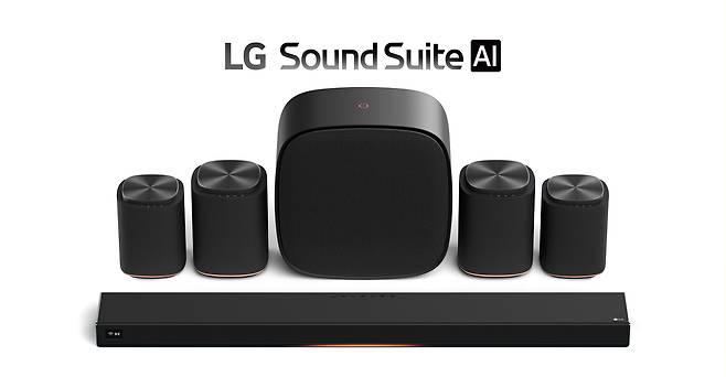 LG전자 'LG 사운드 스위트'. 사운드바(사진 하단)와 무선 서라운드 스피커(사진 왼쪽에서 첫 번째·두 번째 및 오른쪽에서 첫 번째·두 번째), 서브우퍼(사진 중앙)로 구성된 신개념 프리미엄 오디오 시스템이다./사진=LG전자