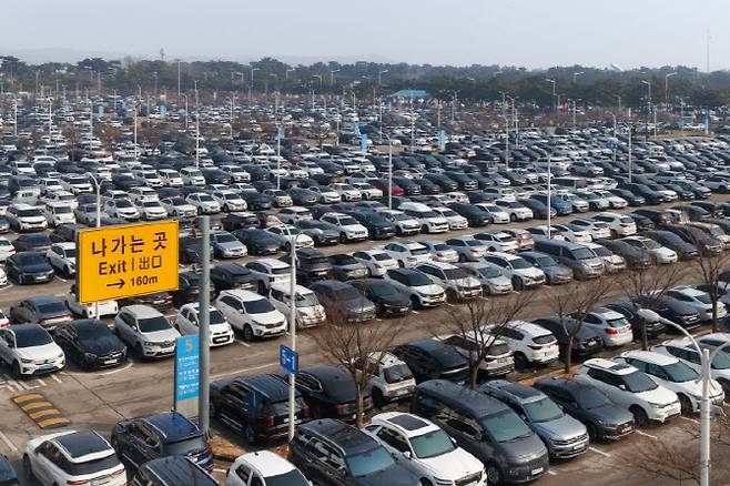 인천공항 제2여객터미널 장기 주차장에 수많은 차량이 빼곡히 주차돼 있다. (사진 = 인천공항공사 제공)