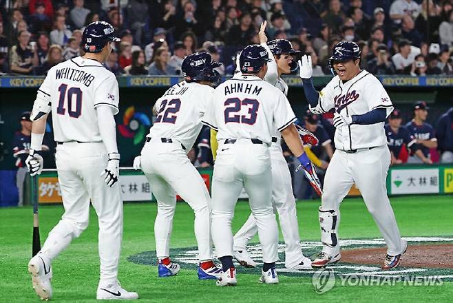 5일 일본 도쿄돔에서 열린 2026 WBC 조별리그 C조 1차전 대한민국과 체코의 경기. 1회말 1사 만루 문보경이 만루 홈런을 치고 홈을 밟은 뒤 동료선수들과 하이파이브를 하고 있다. 사진=연합뉴스