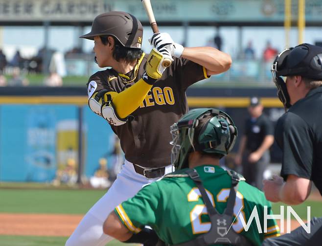 (송성문이 지난 3일(한국시간) 오클랜드를 상대로 스프링캠프 경기에서 타격을 하고 있다)