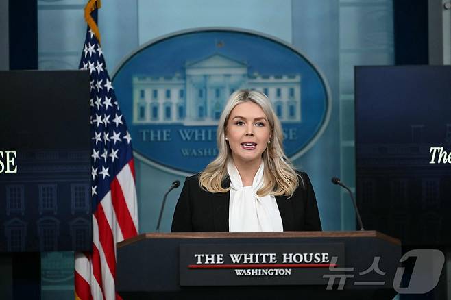 캐롤라인 레빗 백악관 대변인이 4일(현지시간) 워싱턴DC 백악관에서 이란에 대한 미군의 군사작전 진행 상황을 브리핑하고 있다. 2026.03.04. ⓒ AFP=뉴스1