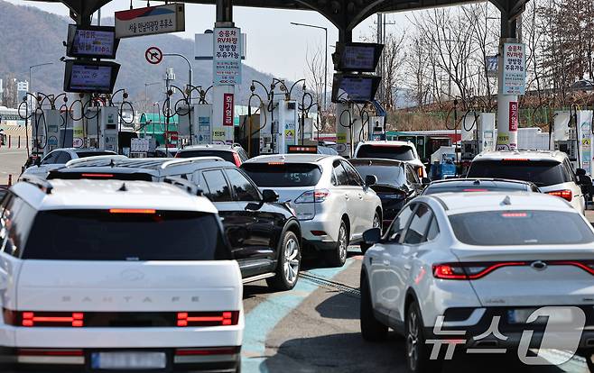미국과 이란 전쟁 여파로 국제 유가가 상승하고 있는 4일 서울 서초구 경부고속도록 만남의광장 주유소에서 시민들이 주유를 하고 있다. 2026.3.4 ⓒ 뉴스1 김도우 기자