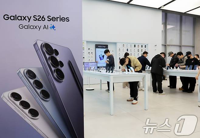 26일 서울 강남구 삼성 강남 매장을 찾은 방문객들이 갤럭시 S26 시리즈를 체험하고 있다.2026.2.26 ⓒ 뉴스1 이호윤 기자