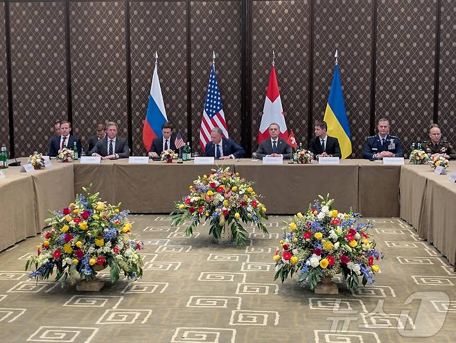 17일(현지시간) 스위스 제네바에서 열린 러시아-우크라이나 전쟁 종식을 위한 미국, 러시아, 우크라이나 간 3자 회담 회의장에 스티브 위트코프 특사와 재러드 쿠슈너가 이끄는 미국 대표단이 착석해 있다.(우크라이나 국가안보국 사진제공, 재판매 및 DB금지) 2026.02.17. ⓒ 로이터=뉴스1