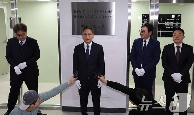 '관봉권 띠지 폐기 의혹'과 '쿠팡 퇴직금 불기소 외압 의혹'을 수사하는 안권섭 특별검사(왼쪽 두번째)가 6일 서울 서초구에 마련된 특검 사무실에서 현판식을 마친 뒤 발언하고 있다. 왼쪽부터 김호경 수사단장, 안권섭 특검, 김기욱 특검보, 권도형 특검보. 2025.12.6 ⓒ 뉴스1 장수영 기자