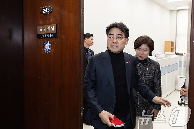 이성권 의원을 비롯한 국민의힘 당내 개혁·소장파 의원 모임인 '대안과미래' 의원들이 지난 4일 서울 여의도 국회에서 장동혁 대표와 면담을 마치고 대표실을 나서고 있다. 2026.3.4 ⓒ 뉴스1 이승배 기자