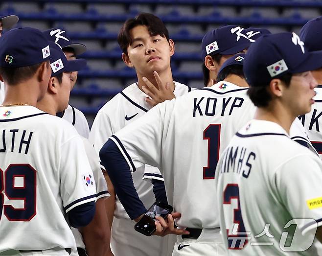 2026 월드베이스볼클래식(WBC) 대한민국 국가대표팀 소형준이 4일 일본 도쿄돔에서 훈련을 마친 뒤 생각에 잠겨 있다. 소형준은 오는 5일 열리는 치코와의 1차전 경기에 선발 출전할 예정이다. 2026.3.4 ⓒ 뉴스1 구윤성 기자