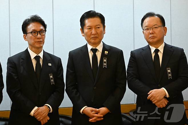 지난 1월 27일 서울 종로구 서울대학교병원 장례식장에 마련된 이해찬 민주평화통일자문회의 수석부의장의 빈소에서 김민석 국무총리, 정청래 더불어민주당 대표, 김부겸 전 총리기 조문객을 맞이하고 있다. 2026.1.27 ⓒ 뉴스1 사진공동취재단