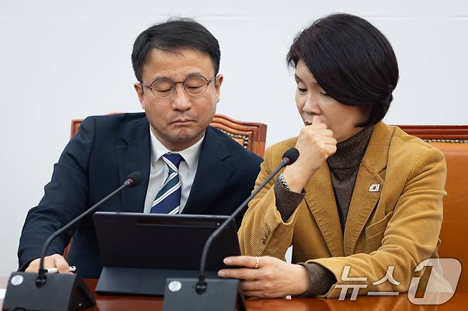 한병도 더불어민주당 원내대표와 한정애 정책위의장이 5일 서울 여의도 국회에서 열린 정책조정회의에서 태블릿PC를 바라보며 대화하고 있다. 2026.3.5 ⓒ 뉴스1 유승관 기자
