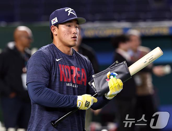 대한민국 야구대표팀 안현민이 5일 오후 일본 도쿄돔에서 열리는 2026 월드베이스볼클래식(WBC) C조 1차전 체코와의 경기를 앞두고 배팅연습을 위해 그라운드에 들어서고 있다. 2026.3.5 ⓒ 뉴스1 구윤성 기자