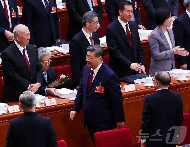 시진핑 중국 국가주석이 5일 베이징 인민대회당에서 개최된 전국인민대표대회(전인대) 개막식이 끝난 후 자리를 뜨고 있다. ⓒ 로이터=뉴스1