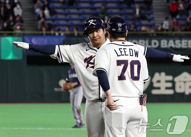 5일 오후 일본 도쿄돔에서 열린 2026 월드베이스볼클래식 C조 1차전 대한민국과 체코의 경기. 대한민국의 7회말 무사 2루 문보경이 1타점 적시타를 친 뒤 세리머니하고 있다. 2026.3.5 ⓒ 뉴스1 구윤성 기자