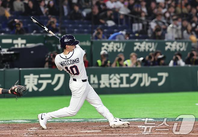 5일 오후 일본 도쿄돔에서 열린 2026 월드베이스볼클래식 C조 1차전 대한민국과 체코의 경기. 대한민국의 3회말 1사 주자 없는 상황, 셰이 위트컴이 솔로홈런을 치고 있다. 2026.3.5 ⓒ 뉴스1 구윤성 기자