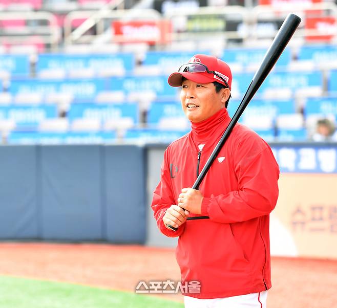 SSG 조동화 코치가 18일 수원KT위즈파크에서 열린 2023 KBO리그 KT와 시즌 첫 경기를 준비하며 선수들의 타격훈련을 돕고 있다. 사진 | 스포츠서울DB