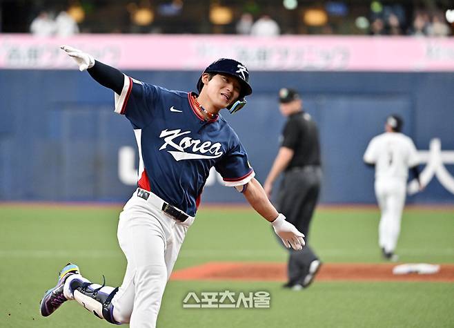 WBC 대한민국 야구대표팀의 김도영이 3일 일본 오사카 교세라돔에서 열리는 오릭스 버팔로스와 연습경기 2회초 2사 1-3루 상황에서 오릭스 선발 가타야마를 상대로 3점 홈런을 친 뒤 세리머니를 하고 있다. 오사카 | 박진업 기자 upandup@sportsseoul.com