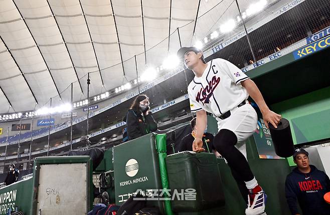WBC 대한민국 야구대표팀의 주장 이정후가 4일 일본 도쿄 도쿄돔에서 진행된 첫 공식훈련을 위해 그라운드로 입장하고 있다. 도쿄(일본) | 박진업 기자 upandup@sportsseoul.com