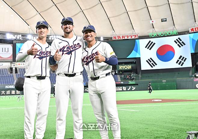 WBC 대한민국 야구대표팀의 셰이 위트컴(왼쪽)와 데인 더닝(가운데), 저마이 존스가 4일 일본 도쿄 도쿄돔에서 진행된 훈련을 끝낸 뒤 함께 기념촬영을 하고 있다. 도쿄(일본) | 박진업 기자 upandup@sportsseoul.com