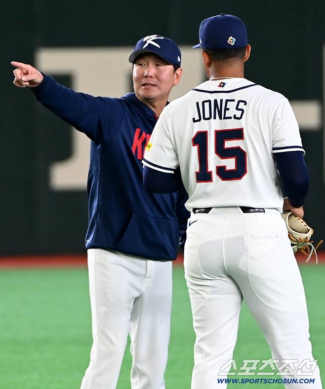 4일 일본 도쿄돔에서 열린 WBC(월드베이스볼클래식) 한국 대표팀의 공식훈련. 류지현 감독이 자마이 존스와 이야기를 하고 있다. 도쿄(일본)=허상욱 기자wook@sportschosun.com/2026.03.04/