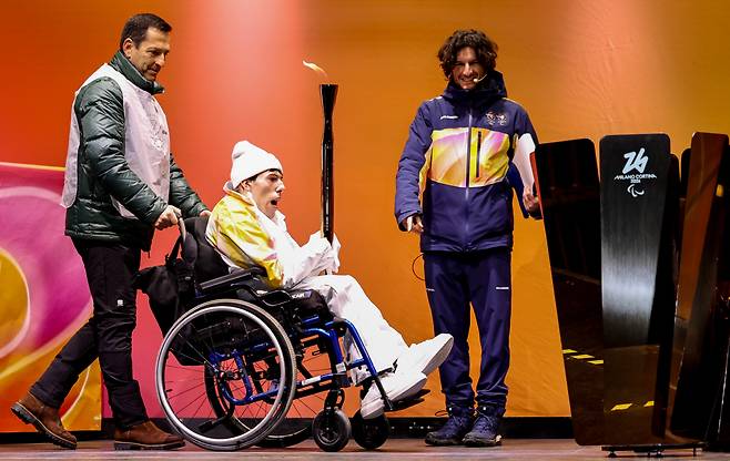 (A torchbearer is seen during the Milan-Cortina 2026 Paralympic Winter Games Torch Relay and Flame Unifying Ceremony in Cortina D'Ampezzo, Italy,<저작권자(c) (Xinhua/연합뉴스, 무단 전재-재배포, AI 학습 및 활용 금지>