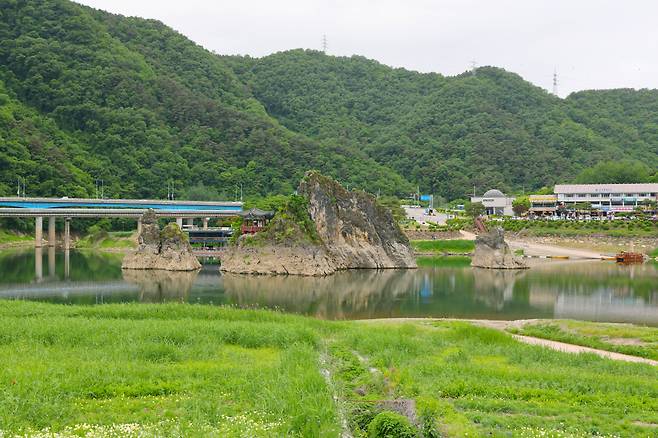◇단양 도담삼봉 인근에는 도담정원이 있고, 잘 가꿔진 길을 따라 강 주변을 산책하며 여유를 느낄 수 있다. 사진제공=지엔씨21