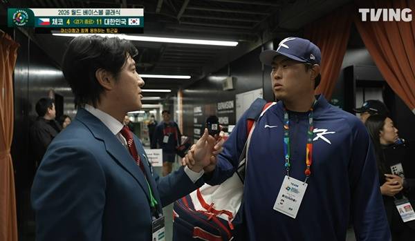 황재균과 대화를 나누는 류현진. ⓒTVING