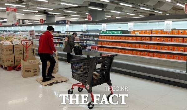 홈플러스 가양점이 지난 2000년 10월 개장해 2025년 12월 28일 폐점을 하게 됐다. 사진은 지난해 12월 25일 크리스마스 저녁 찾은 홈플러스 매장 내 모습. 유제품 코너에 우유가 없어 탄산만 자리했다. /손원태 기자