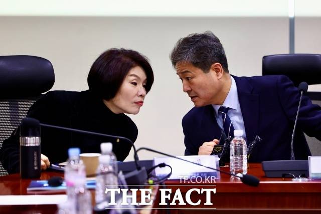 김영배 국회 외교통일위원회 여당 간사(오른쪽)가 지난 3일 오전 서울 여의도 국회 의원회관에서 열린 이란 사태 관련 더불어민주당 외통위원-외교부 당·정 간담회에서 한정애 민주당 정책위의장과 대화하고 있다. /뉴시스