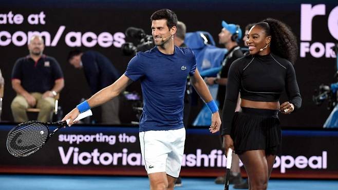 호주오픈에서 이벤트 매치를 벌인 조코비치와 세레나. Gettyimages