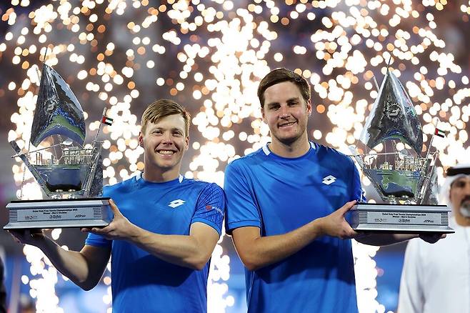 2월 28일, 복식에서 우승했던 헬리오바라(왼쪽)과 패튼(오른쪽). 이때만 하더라도 귀국길이 이렇게 험난할 것이라고는 예상하지 못했을 것이다 / 게티이미지코리아