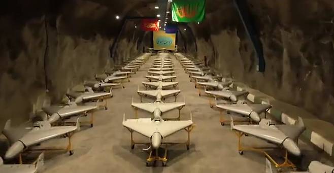 2일 이란 관영 매체가 이란 모처 지하 터널 속에 드론 수십 기가 줄지어 서있는 모습을 공개했다. 터널 뒷편에는 지난달 28일 미국 공습으로 사망한 아야톨라 알리 하메네이 최고지도자를 상징하는 깃발이 걸려있다. CNN은 해당 드론이 중동 내 미군 기지 공습에 사용된 것으로 추정된다고 전했다. / 텔레그램