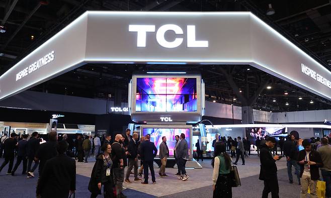 세계 최대 IT·가전 전시회 'CES 2025' 개막일인 1월 7일(현지시각) 미국 네바다주 라스베이거스 컨벤션센터(LVCC)에 마련된 TCL 부스가 관람객들로 붐비고 있다. /뉴스1