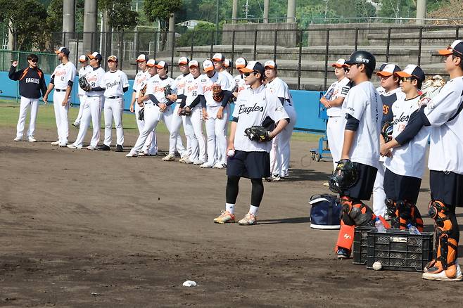 한화 이글스 선수들이 4일 일본 오키나와현 고친다 구장에서 열린 한화 이글스 스프링캠프에서 훈련하고 있다. 연합뉴스