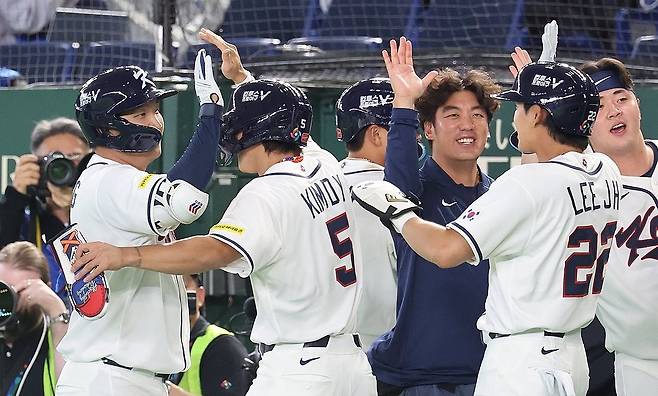 5일 일본 도쿄돔에서 열린 2026 WBC 조별리그 C조 한국-체코 경기 1회말 1사 만루에서 문보경이 만루 홈런을 터뜨린 후 동료들과 기쁨을 나누고 있다. 연합뉴스