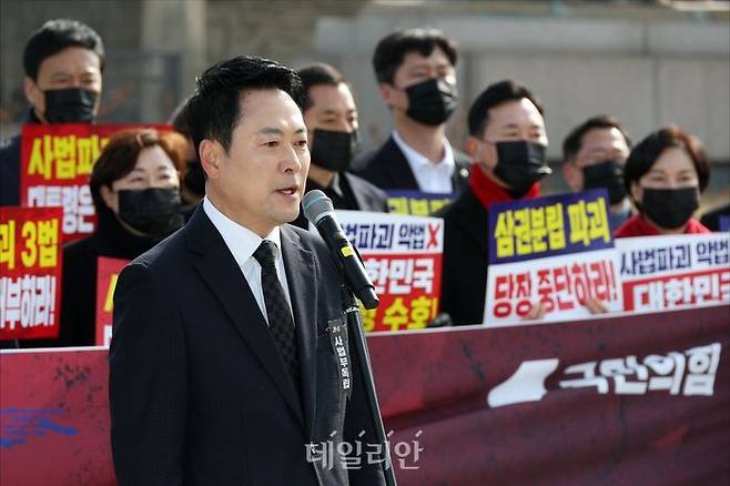 장동혁 국민의힘 대표가 5일 오전 서울 종로구 청와대 앞 분수대 광장에서 열린 국민의힘 현장 의원총회에서 규탄 발언을 하고 있다. ⓒ데일리안 홍금표 기자