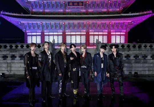 방탄소년단(BTS)이 타이틀곡 ‘스윔(SWIM)’을 비롯해 정규 5집 ‘아리랑(ARIRANG)’에 실릴 14곡의 제목을 4일 공개했다. 사진은 2020년 9월 서울 경복궁 근정전에서 공연을 펼친 BTS. 빅히트뮤직 제공