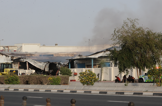 3월 1일 카타르 알라이얀의 한 산업단지가 이란의 공격을 받아 건물이 무너져있다. AP 뉴시스