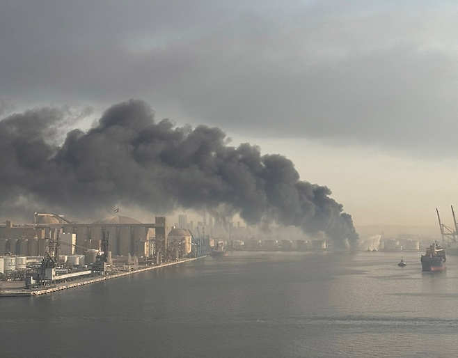 전국해상선원노동조합연맹(선원노련)이 2일 성명을 내고 “호르무즈 무력 충돌 확산으로 우리 선원의 안전 확보가 시급하다”고 밝혔다. 사진은 선원이 직접 촬영한 호르무즈 인접 아랍에미리트 제벨알리항. 전국해상선원노동조합연맹 제공