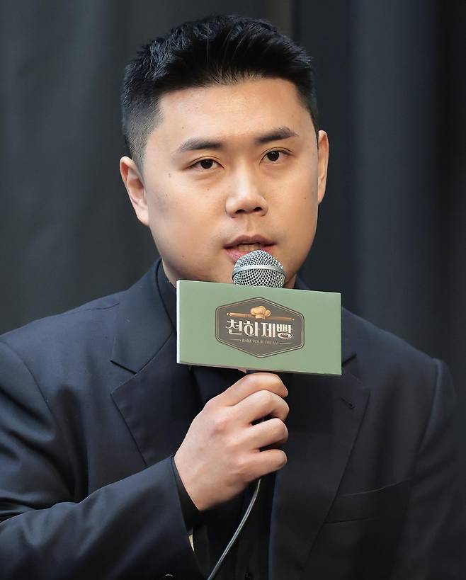 심사위원 권성준이 30일 서울 마포구 스태포드호텔에서 열린 MBN K-베이커리 서바이벌 ‘천하제빵 : 베이크 유어 드림’ 제작발표회에 참석해 포즈를 취하고 있다. 2026.1.30/뉴스1