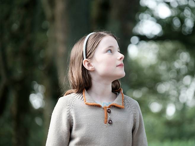 영화 ‘말없는 소녀’에서 형제가 많아 방치된 코오트(캐서린 클린치)는 엄마의 출산으로 먼 친척 부부에게 맡겨지면서 처음으로 보살핌을 받는다. 클레어 키건의 소설 ‘맡겨진 소녀’가 원작이다.  슈아픽처스 제공