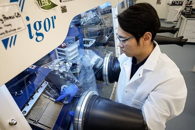 LG에너지솔루션에서 운영하는 FRL에서 연구원이 전고체 배터리를 연구하고 있다. LG에너지솔루션