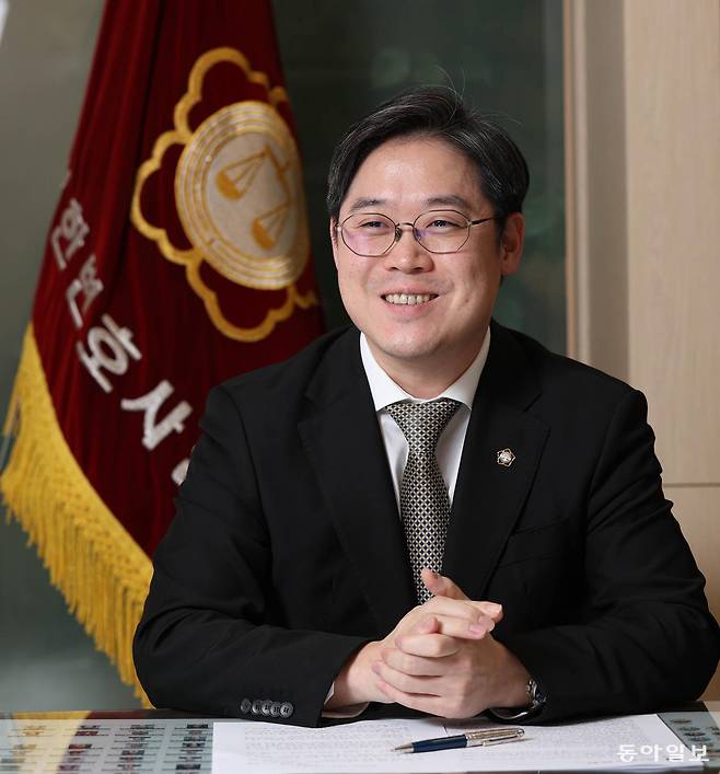 지난달 24일 서울 서초구 변호사교육문화관에서 김정욱 대한변호사협회장이 변호사 수 증가와 관련해 동아일보와 인터뷰하고 있다. 변영욱 기자 cut@donga.com
